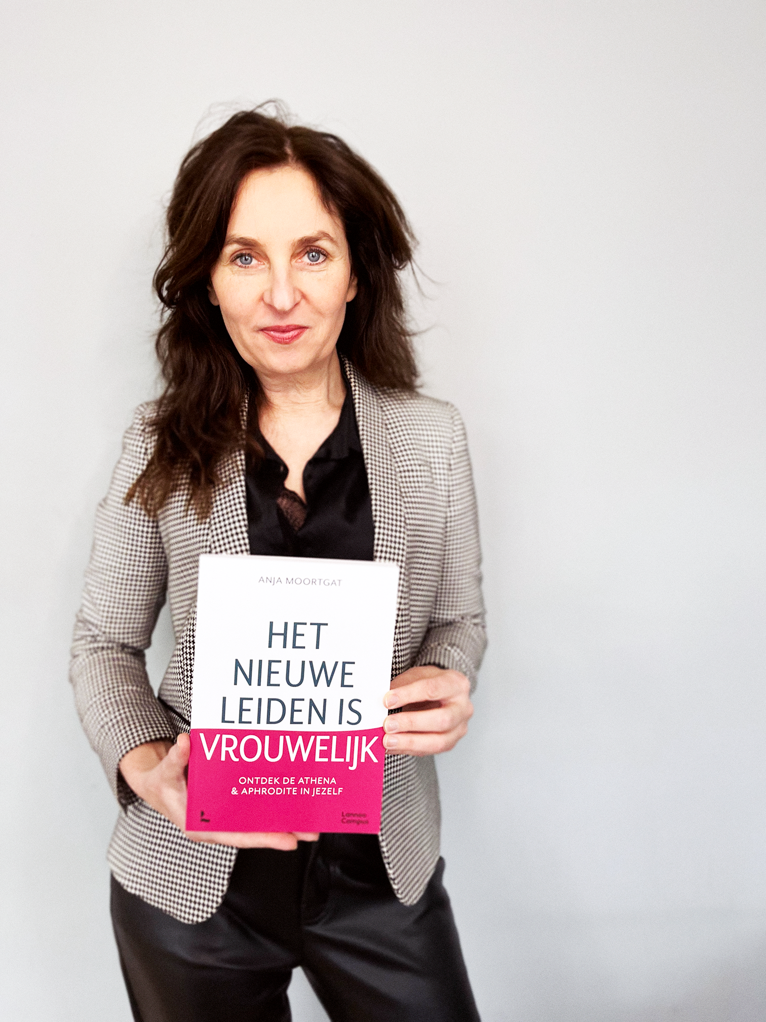 Anja met het boek Het Nieuwe Leiden is Vrouwelijk